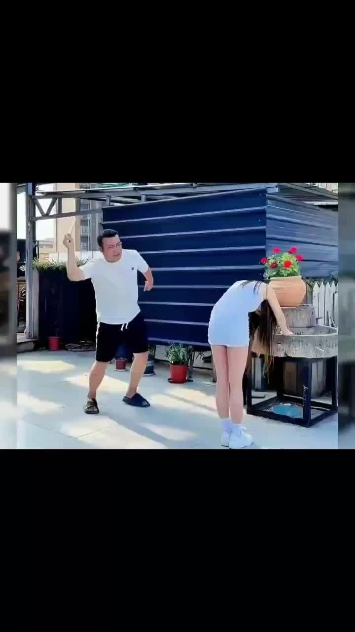 用皮鞭抽女友屁股博流量现在的博主也太拼了...