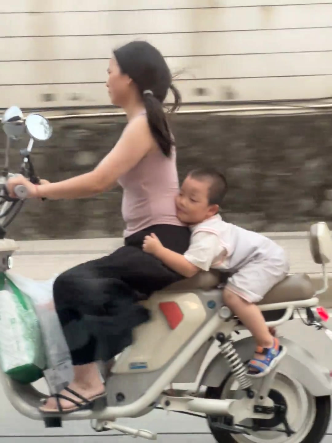 小孩：妈，慢点我抓不住辣
