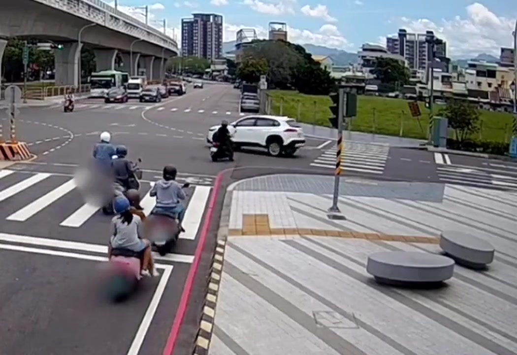 危险瞬间！白车：看见我出丑一个都别跑