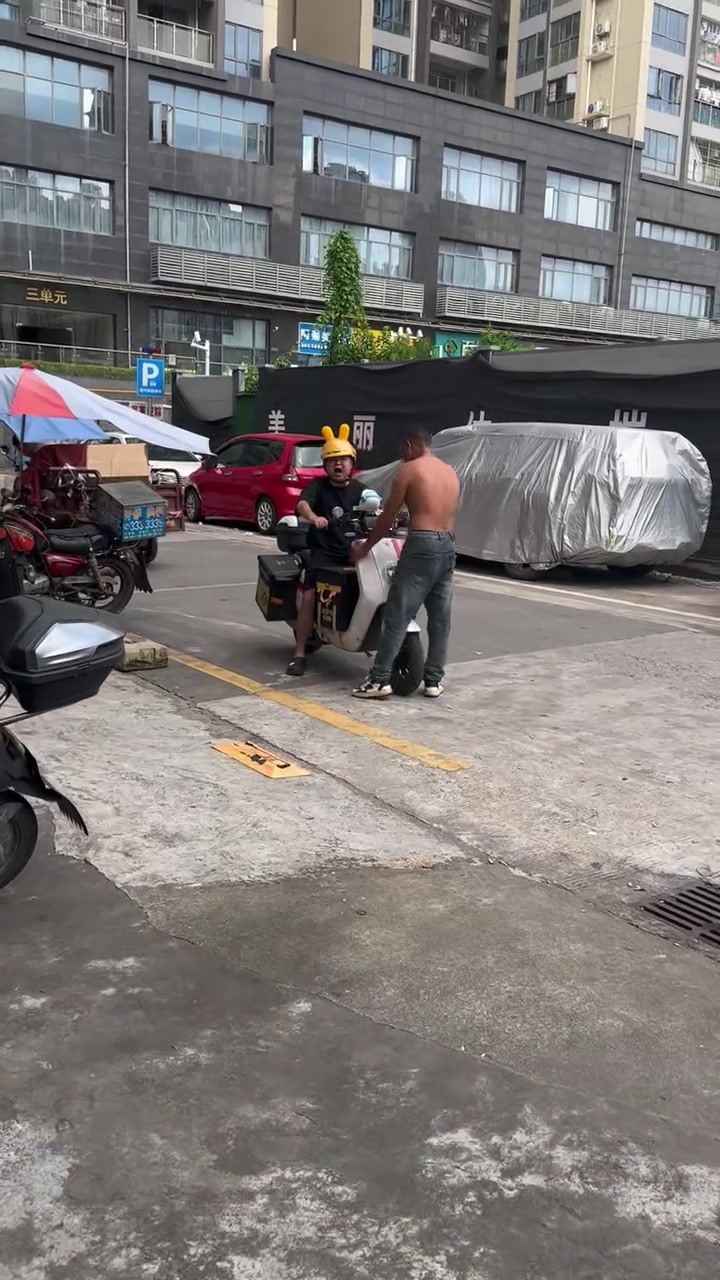 大哥，帮我报警