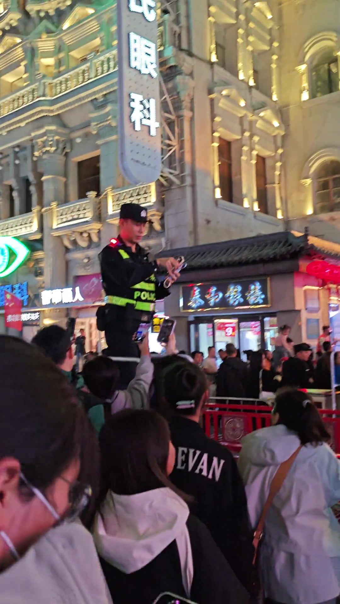 这年头当警察都不容易啊，都得干上兼职拍照了