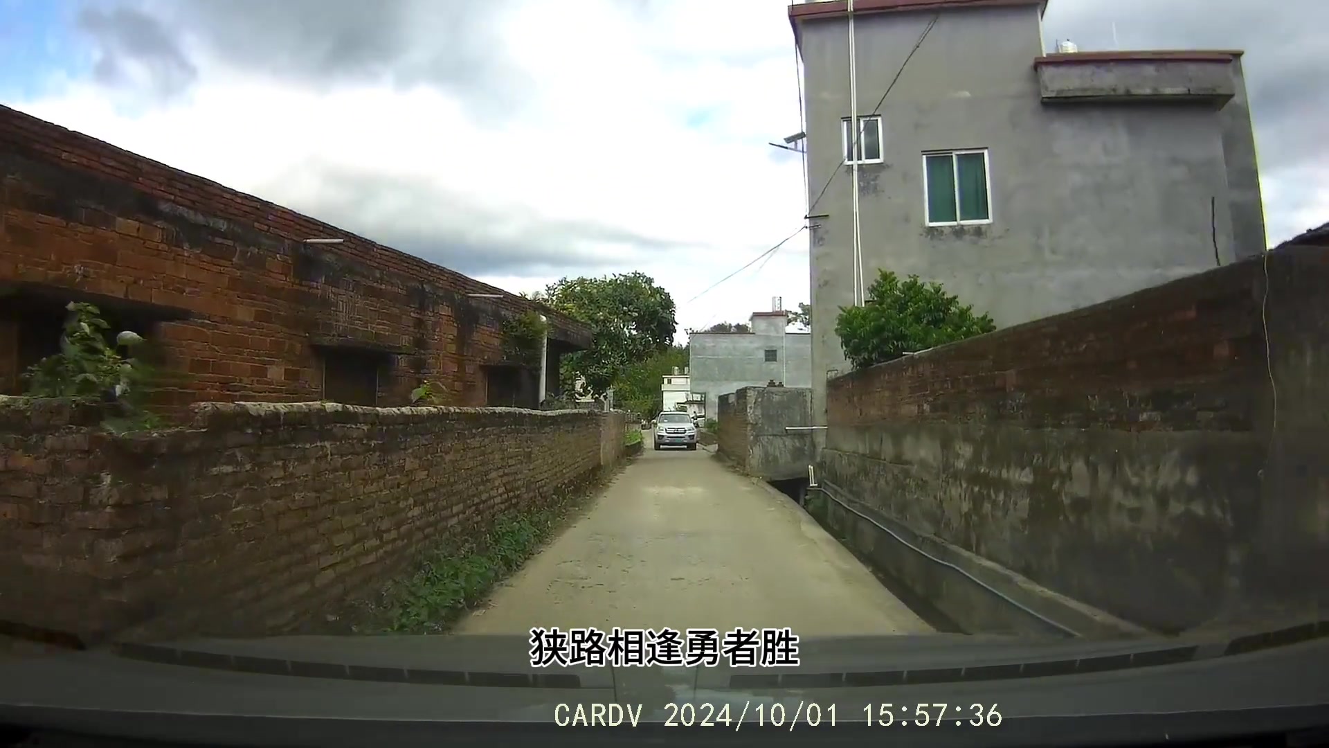 对面大哥能处哇！车坏都记得让路