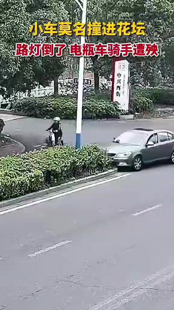 路灯倒了外卖骑手遭殃了