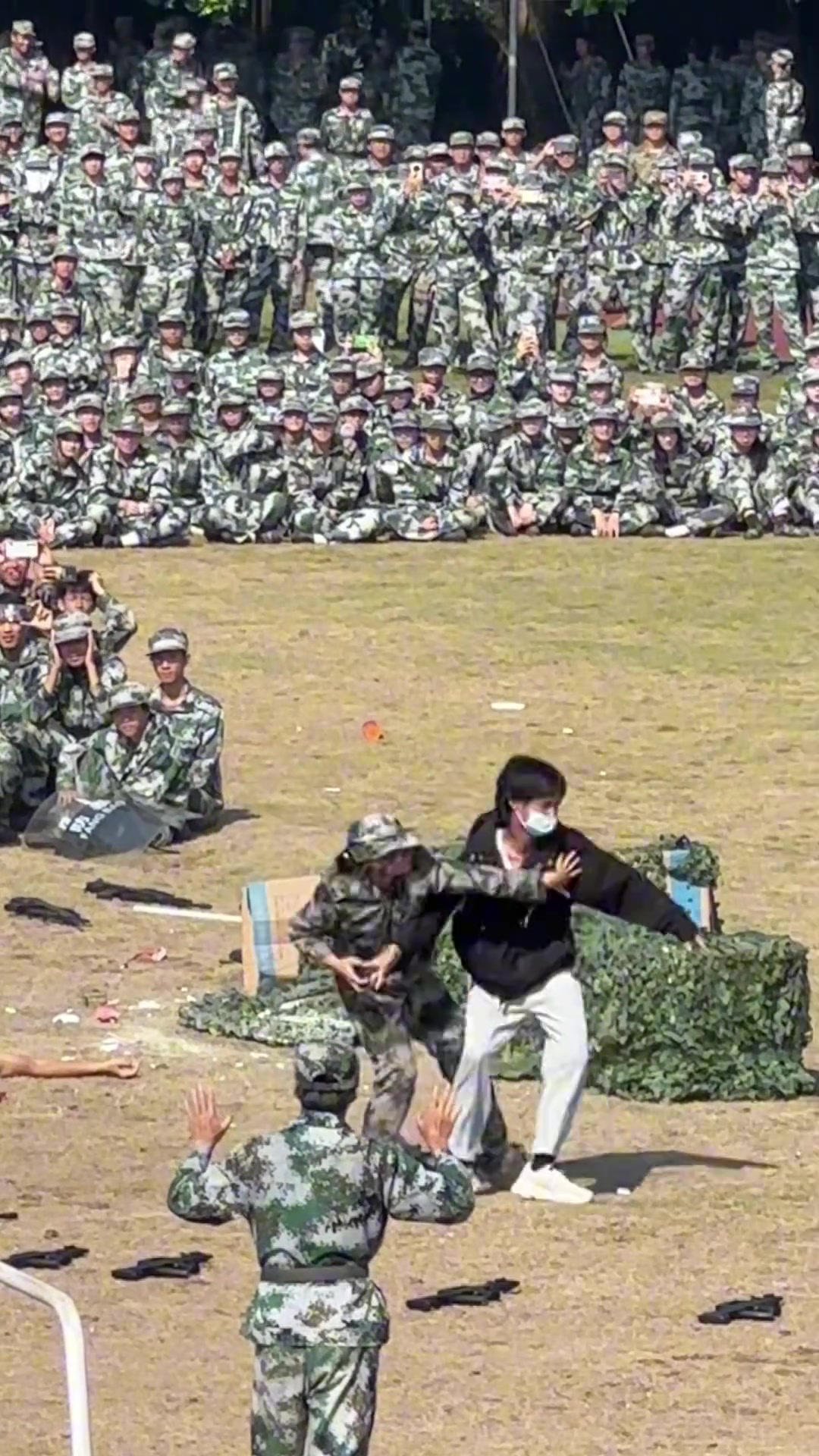 女生在军训时表演几招防身术，真是又帅又飒