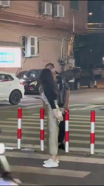 女：别粘着我，放手啊！男：我没拉你啊