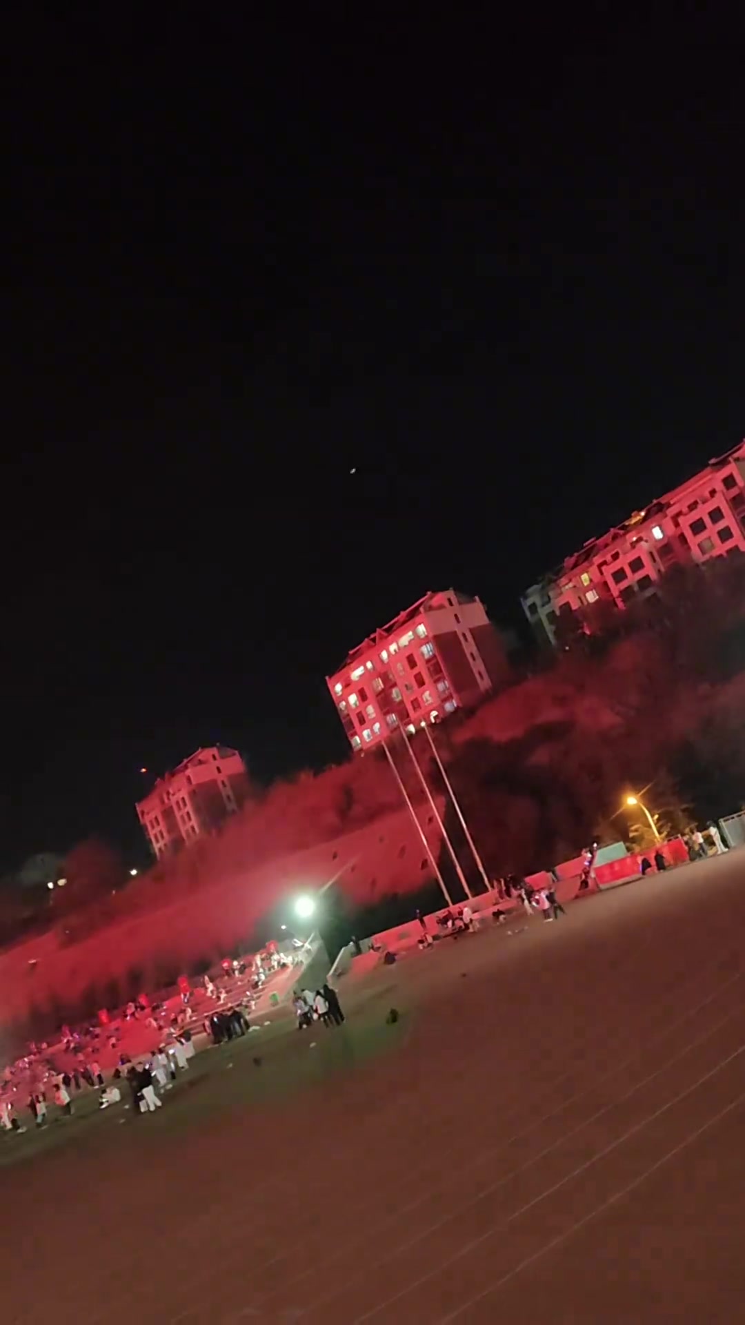 被迫蹦迪的虽然不是那批人，但依旧是那栋楼