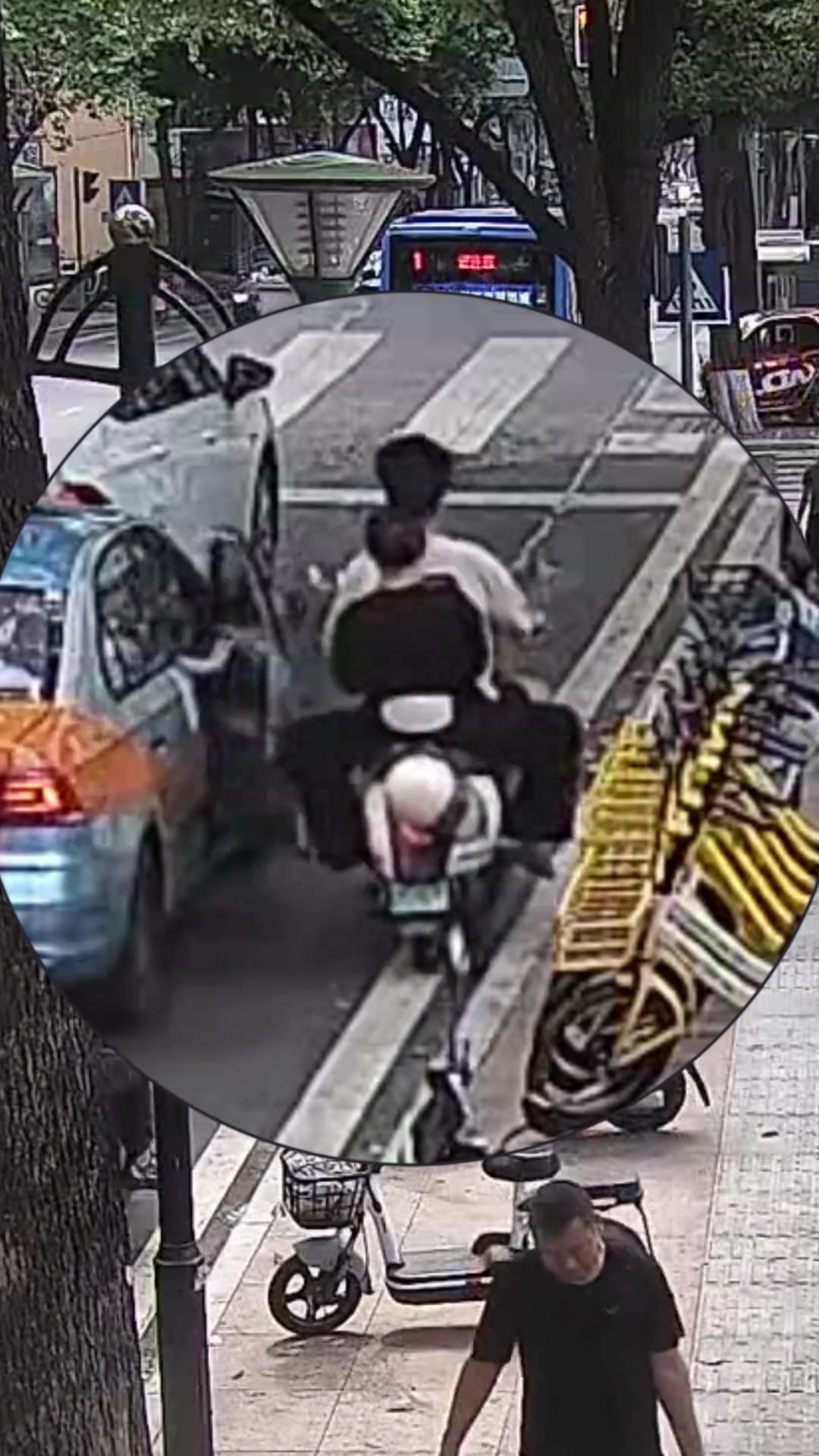 下车前开门注意观察侧后方来车，警惕开门杀！