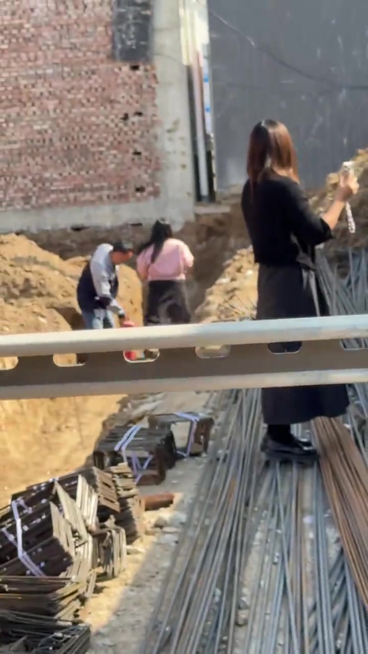 建房发生纠纷直接拿灭火器开干，太搞了