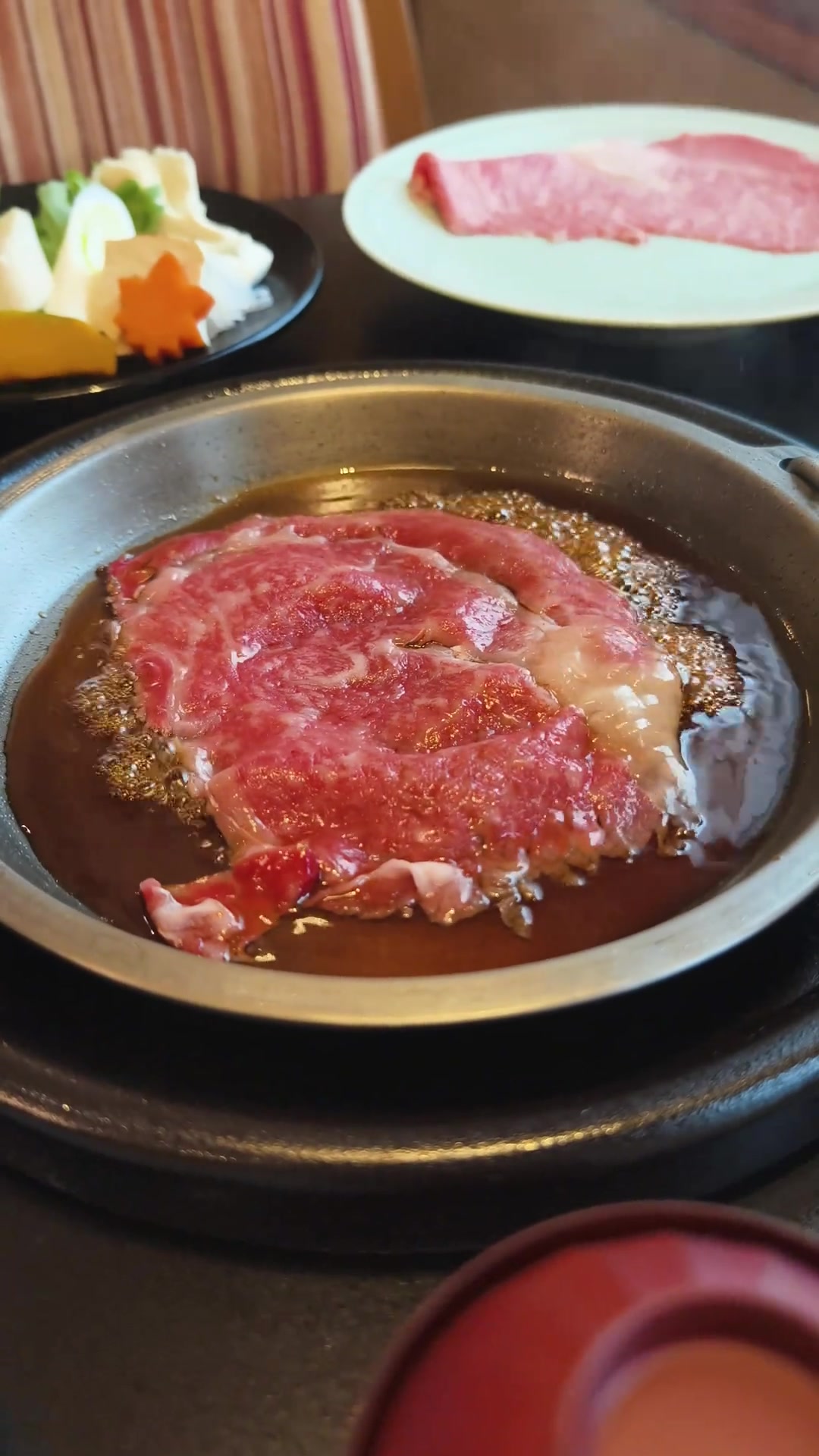 莫名还挺治愈的！目睹肥牛浸入寿喜烧的烹饪过程！