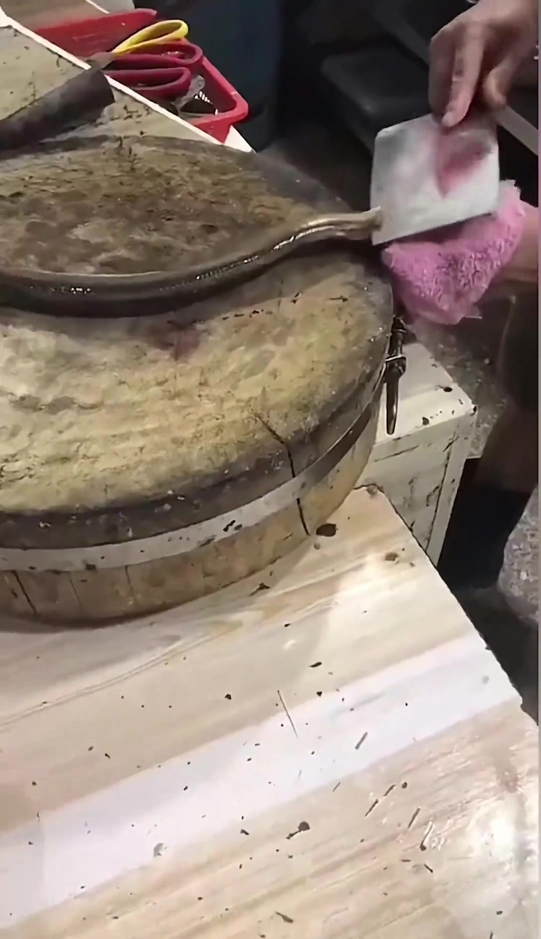 超雄哥来了！男子切鳗鱼被反咬，生气直接将其剁成两半