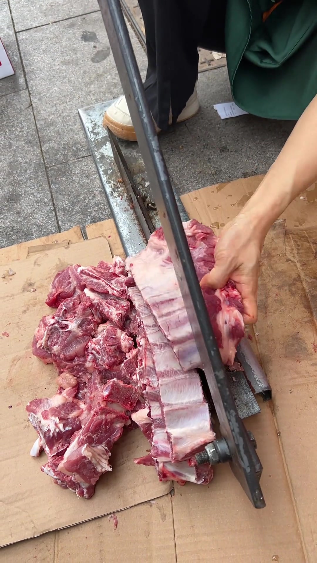 铡刀铡排骨，看着很危险，其实一点也不安全