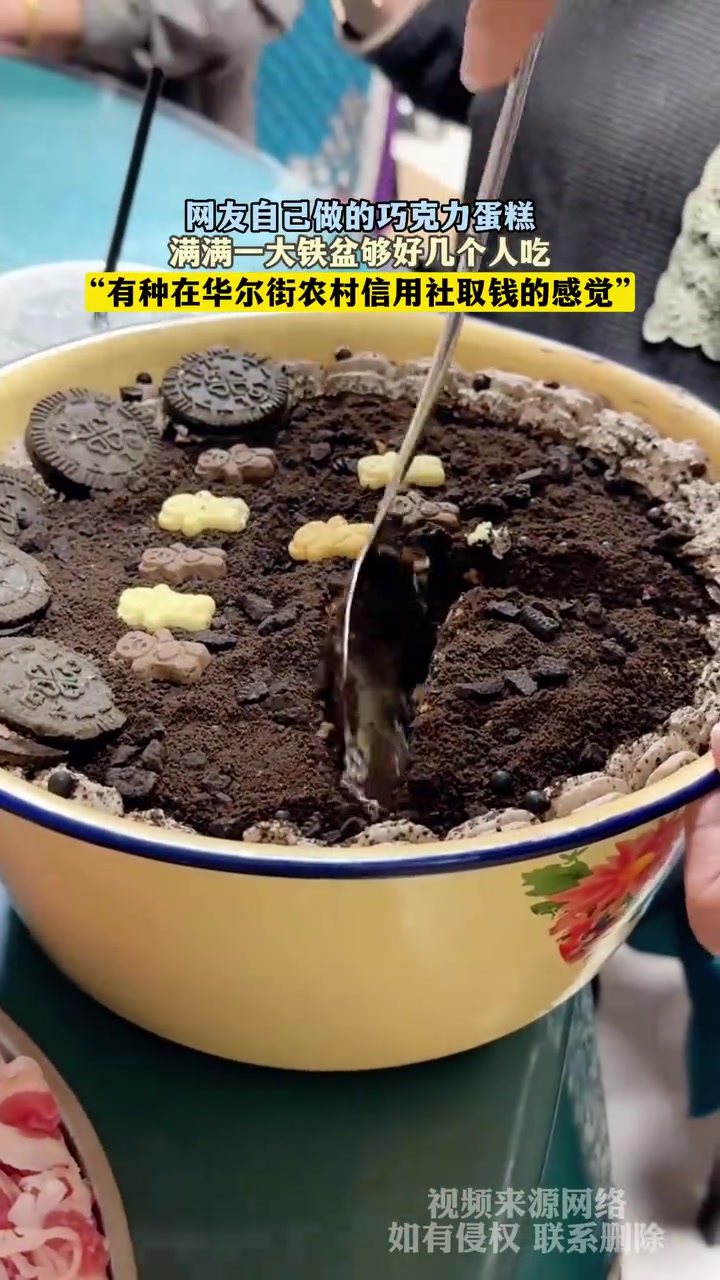 网友做的巧克力蛋糕够好几个人吃，这个不是我妈我姥的猪油罐子吗