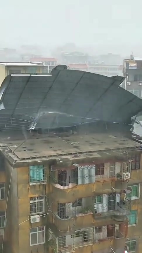 台风吹起屋顶铁皮棚顶，这种天气铁皮房该怎么办呀