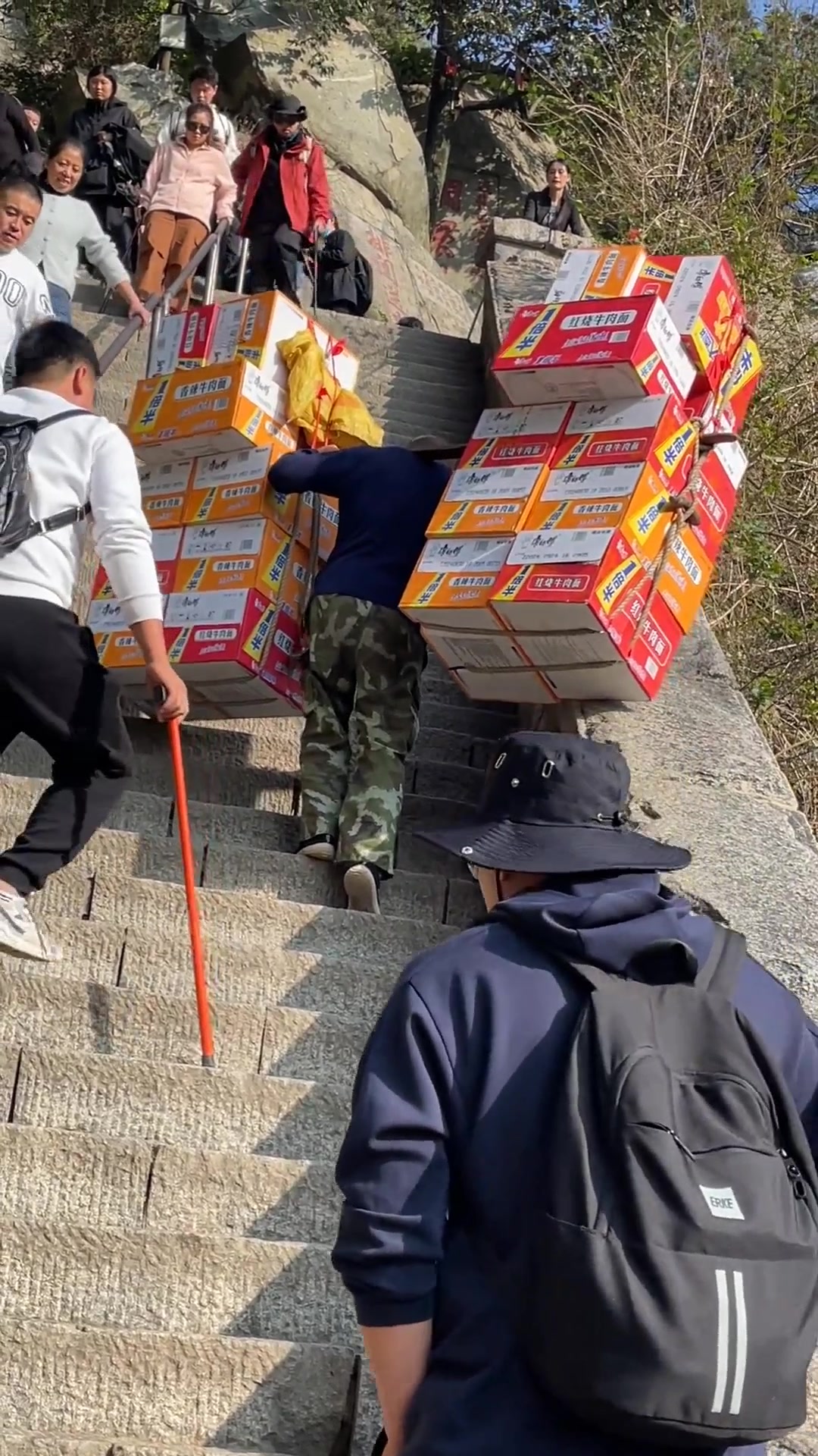 泰山上的挑山工，怪不得山顶的泡面卖那么贵