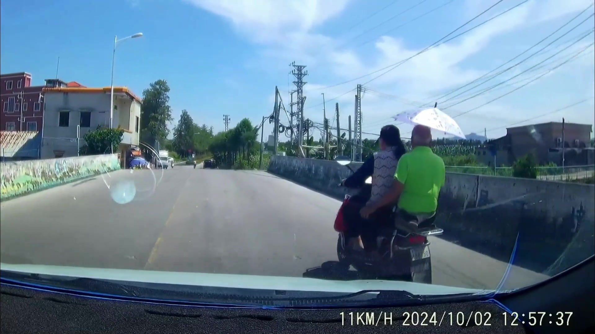 这司机是不是把大爷看成了绿灯了