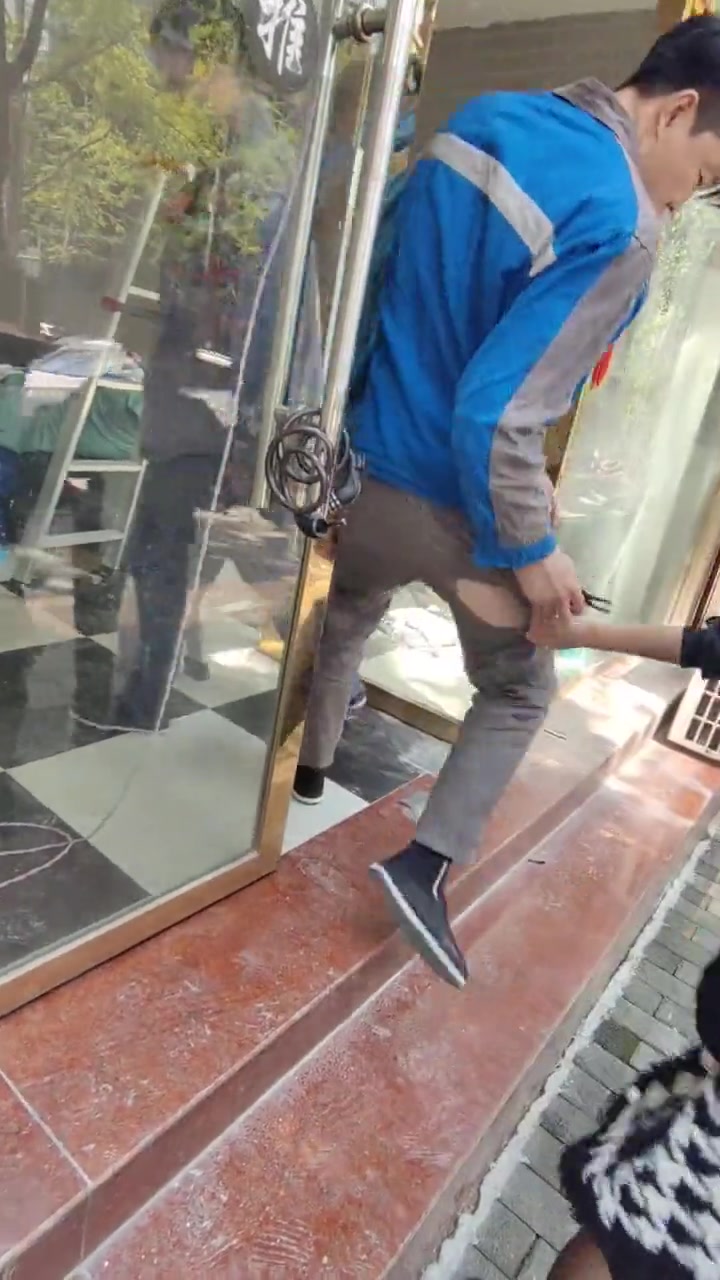 这要是换成男的撕女的就麻烦了！