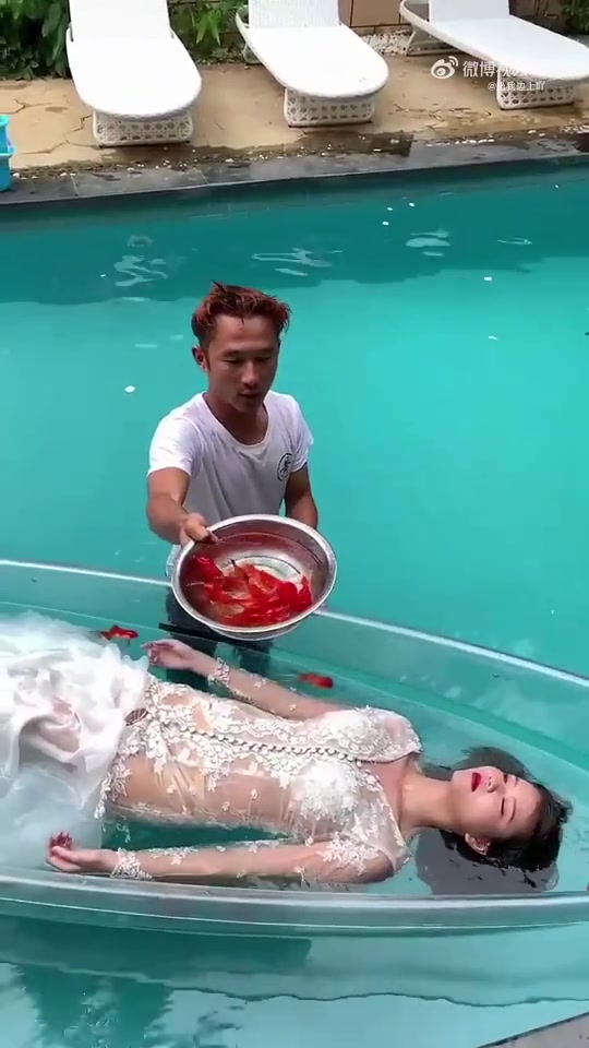小心思被发现了！想趁机摸一下小姐姐是吧