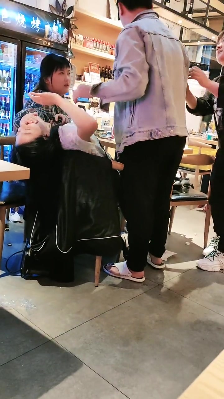 女子醉酒遭到陌生男子亲吻
