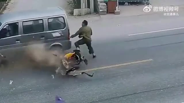 横穿马路不看车，他的运气还挺好
