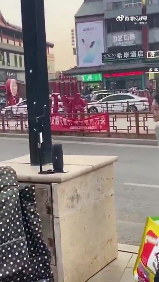 街头美女热舞！这么多人围着看她跳舞，真的不尴尬的吗