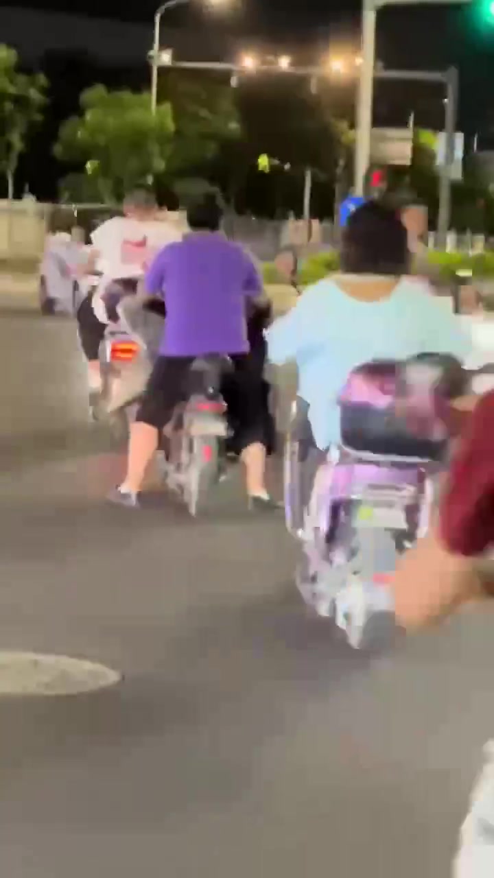 这是何方神圣操作还好没蹬到人和围栏