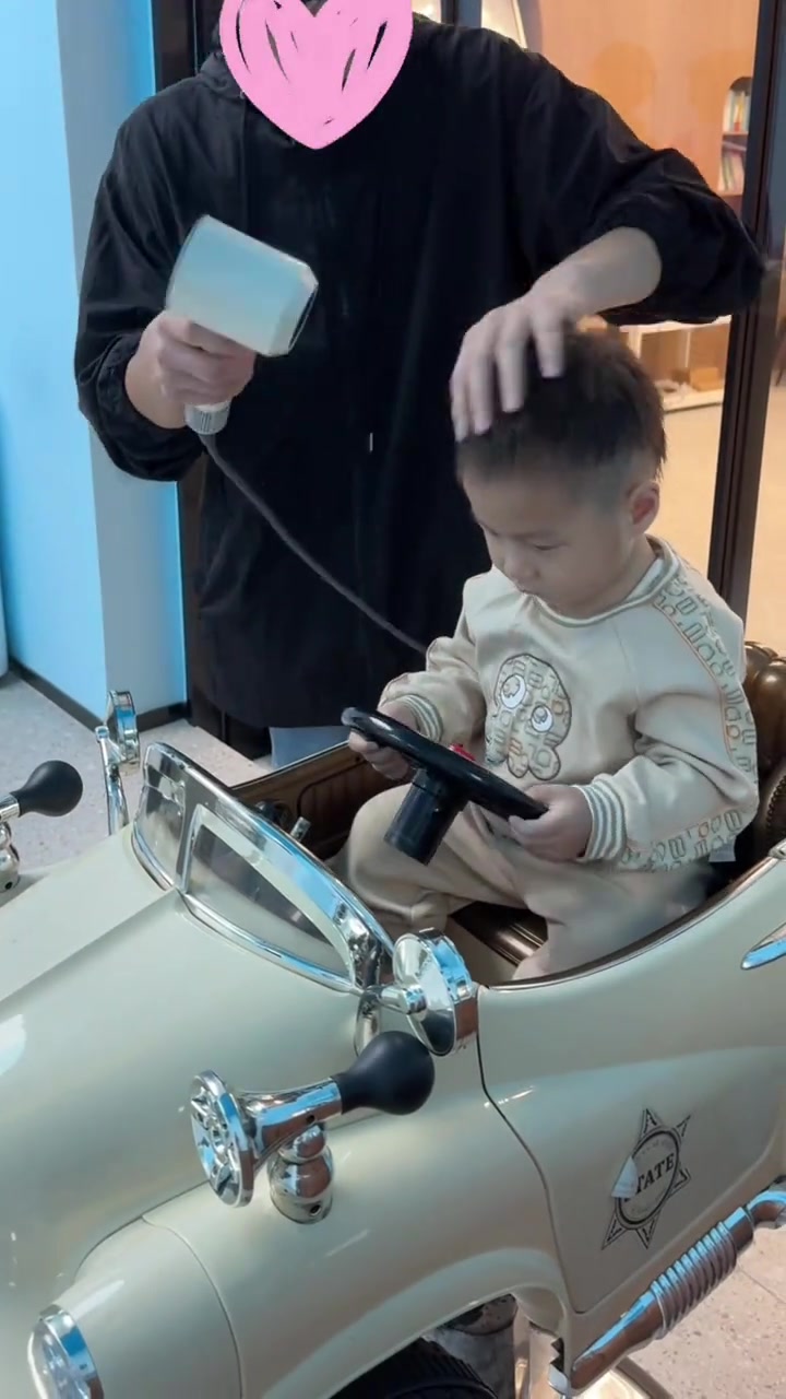 本来打算拍父子温馨有爱的画面，结果