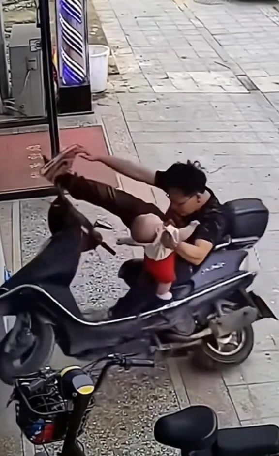 监控记录男子粗心大意婴幼儿被摔！