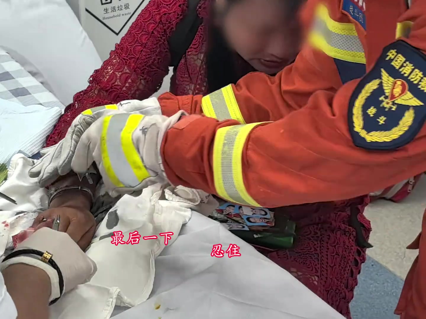 手指被卡长达四个月，只因为怕戒指损坏迟迟不肯“破戒”
