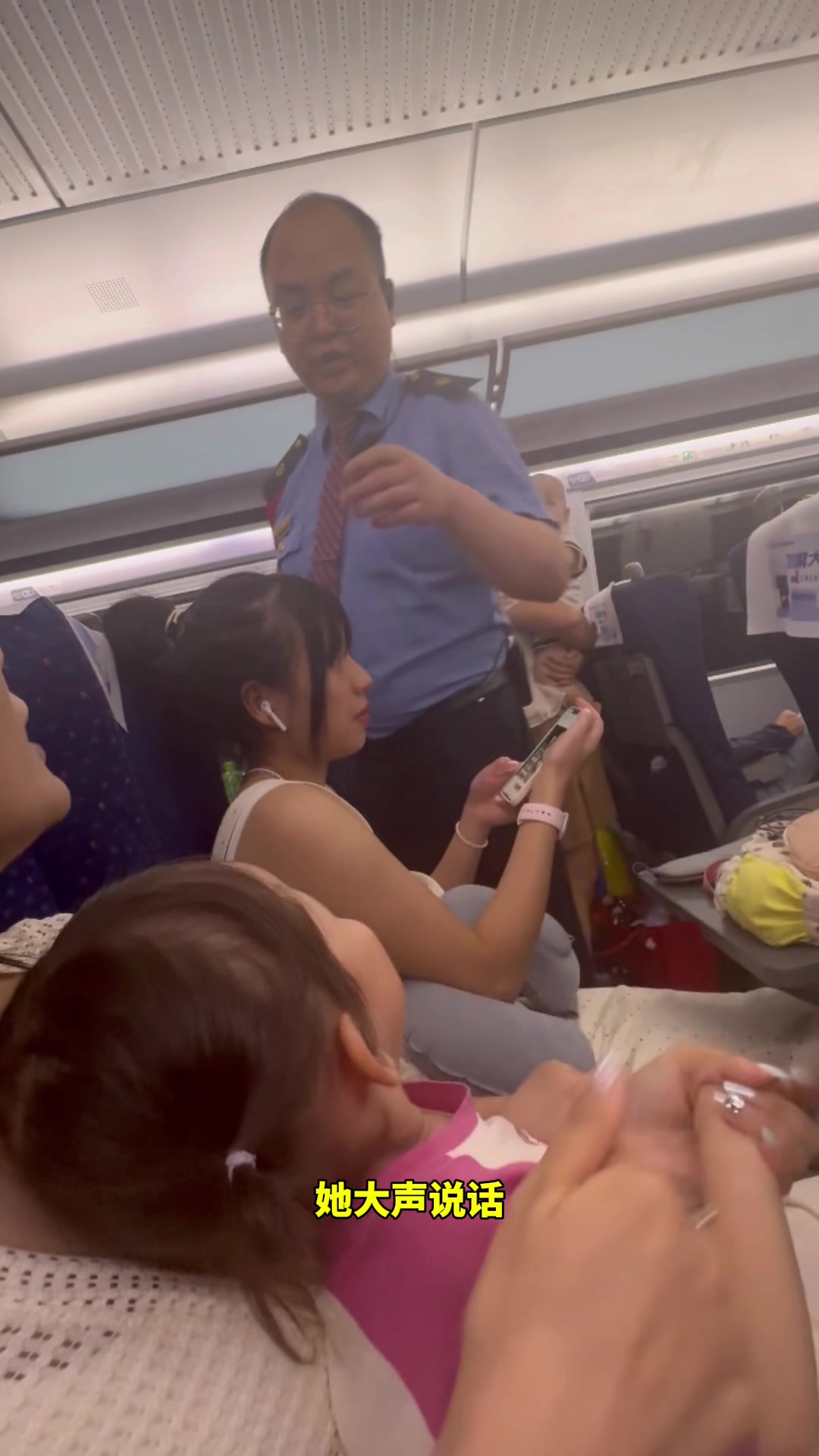 乘警：我唱黑脸！孩子在高铁上闹腾，妈妈主动整顿环境秩序！