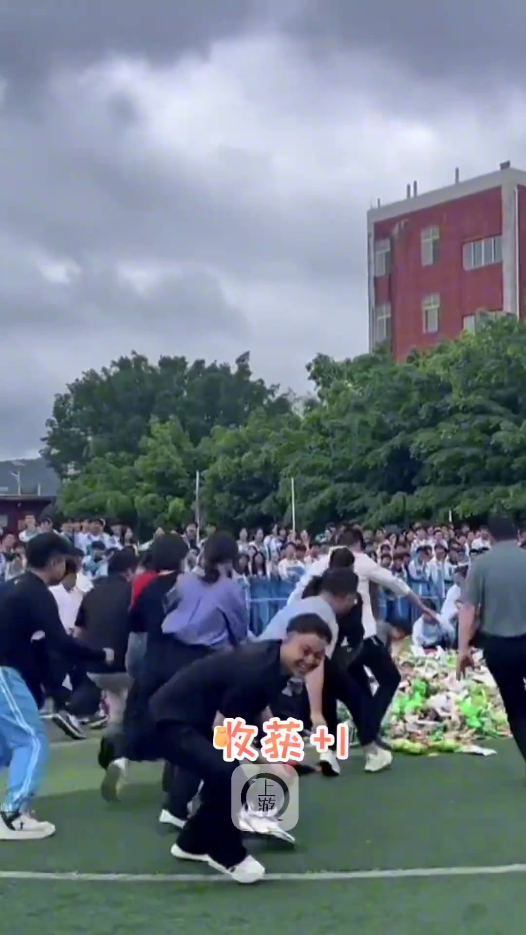 学校教师节举行“零食大作战”活动，老师为自己学生疯狂抢零食