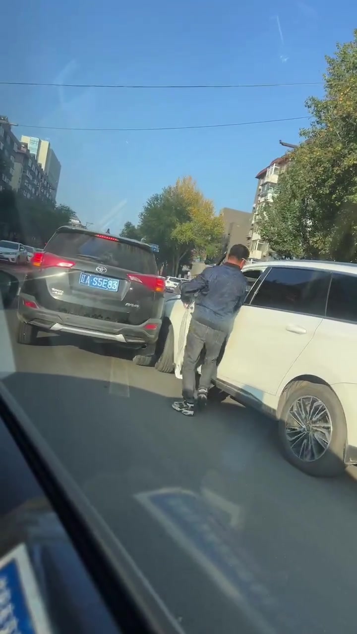 大哥没拉手刹，就这么水灵灵把自己也蹭了