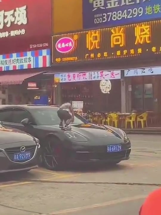 真正的熊孩子！你这每蹦一下父母的钱包就痛一下