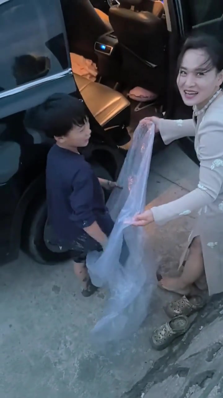 小孩喜欢到江边抓螃蟹，浑身都是泥只能打包带走