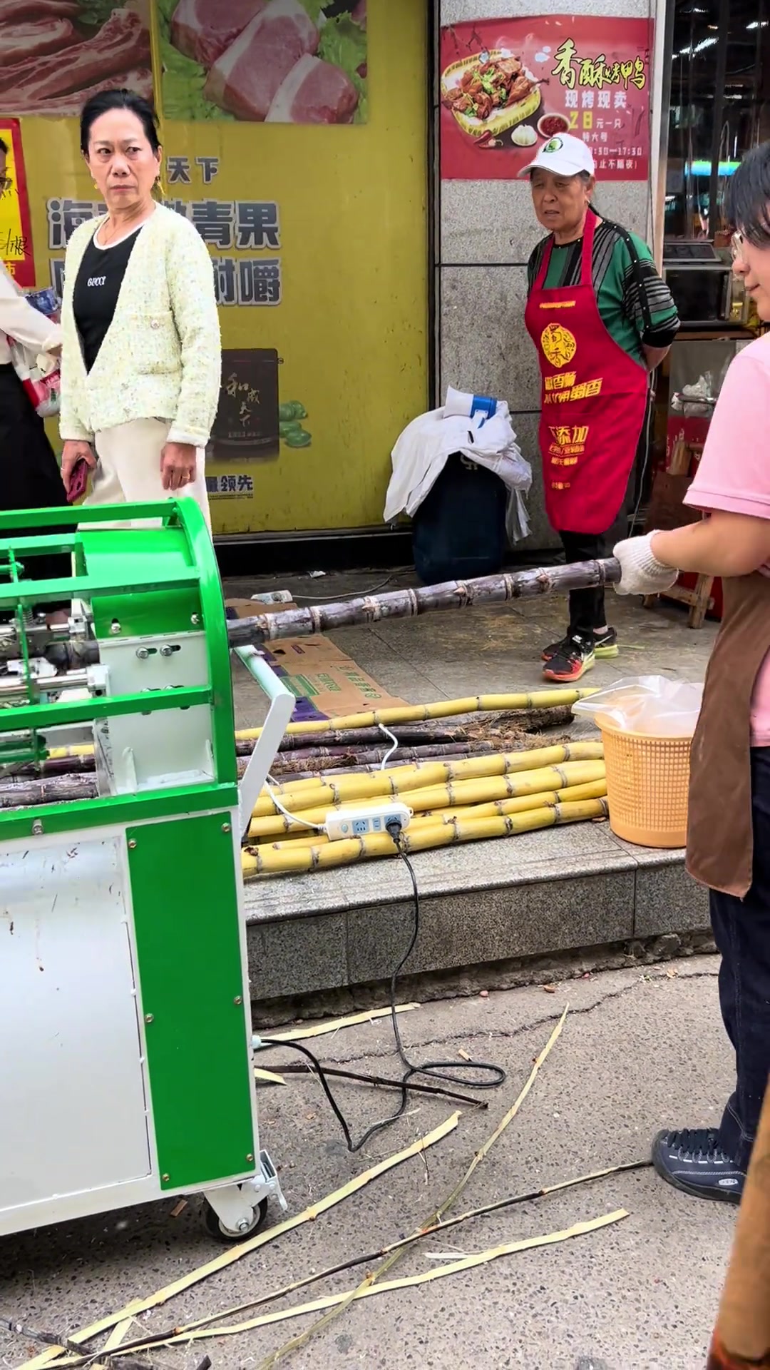 现在削甘蔗都这么高科技化了吗