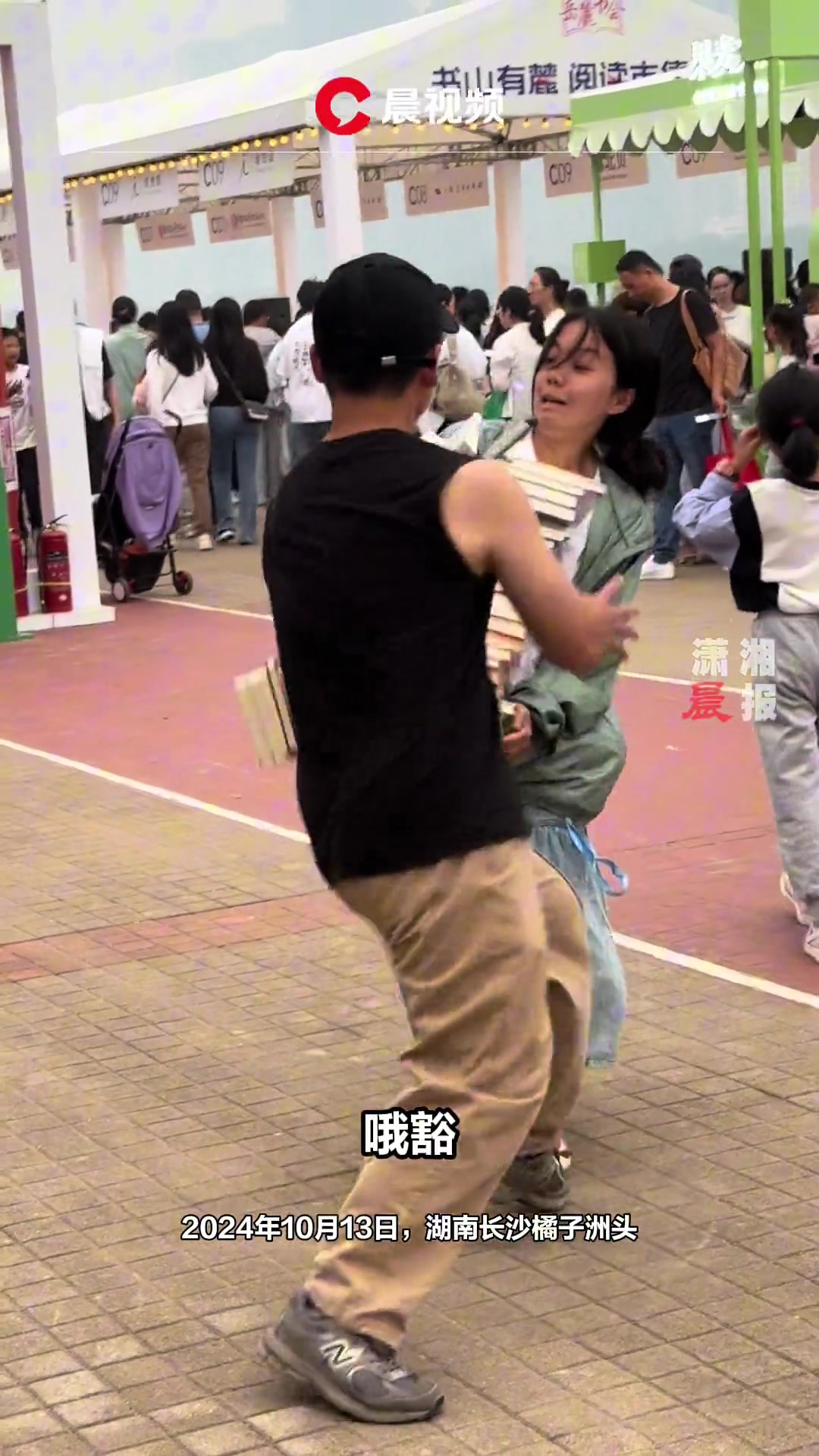 “书跟不要钱一样”上一秒还在羡慕下一秒“哦豁”