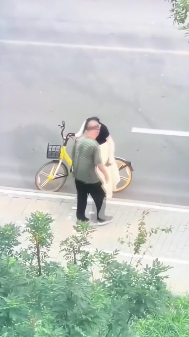 看大爷用小姐姐裙子擦手这一下，就是讲究人！