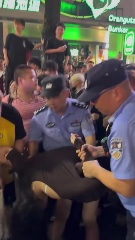 坡子街的警察叔叔太辛苦了！天天都有瓜吃...