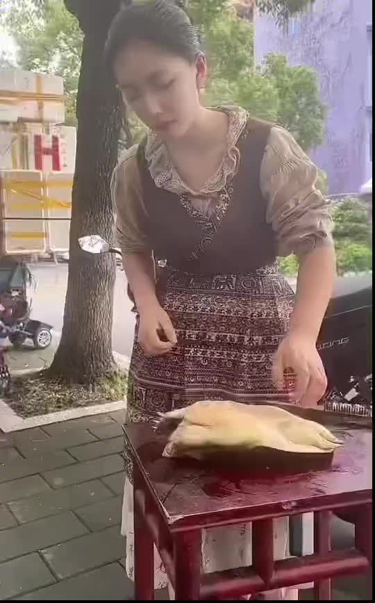 她这个杀龟动作，真的太娴熟了！
