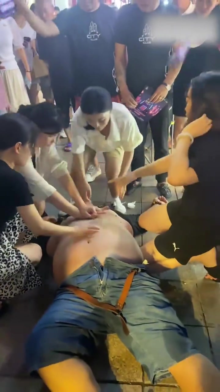 三个热心美女一起上，都有点吃力啊...