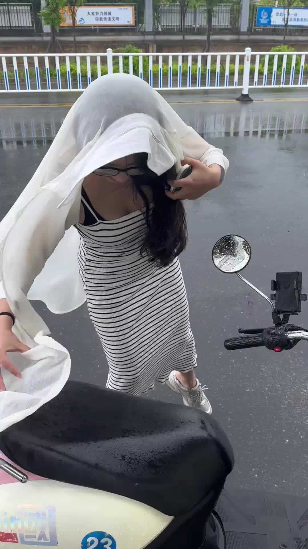 她真的太抽象了，这个穿搭...