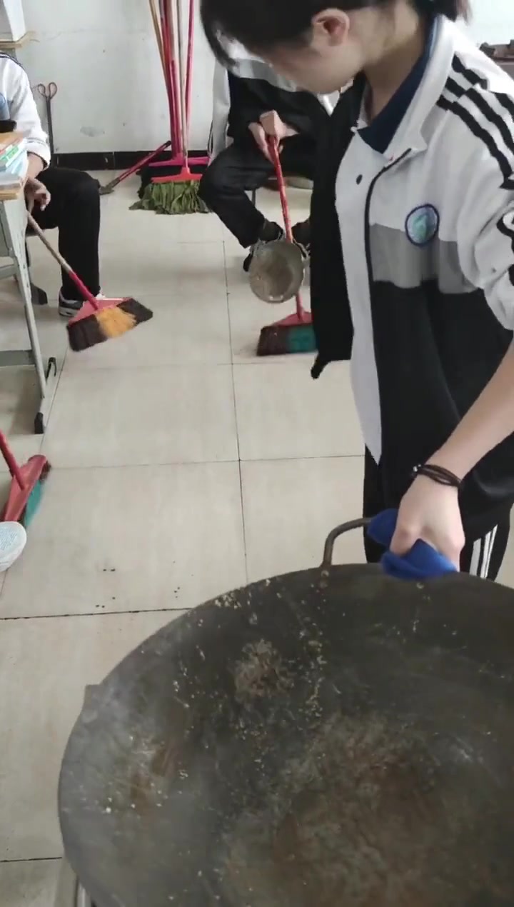 这学校应该不用交餐费吧！！！