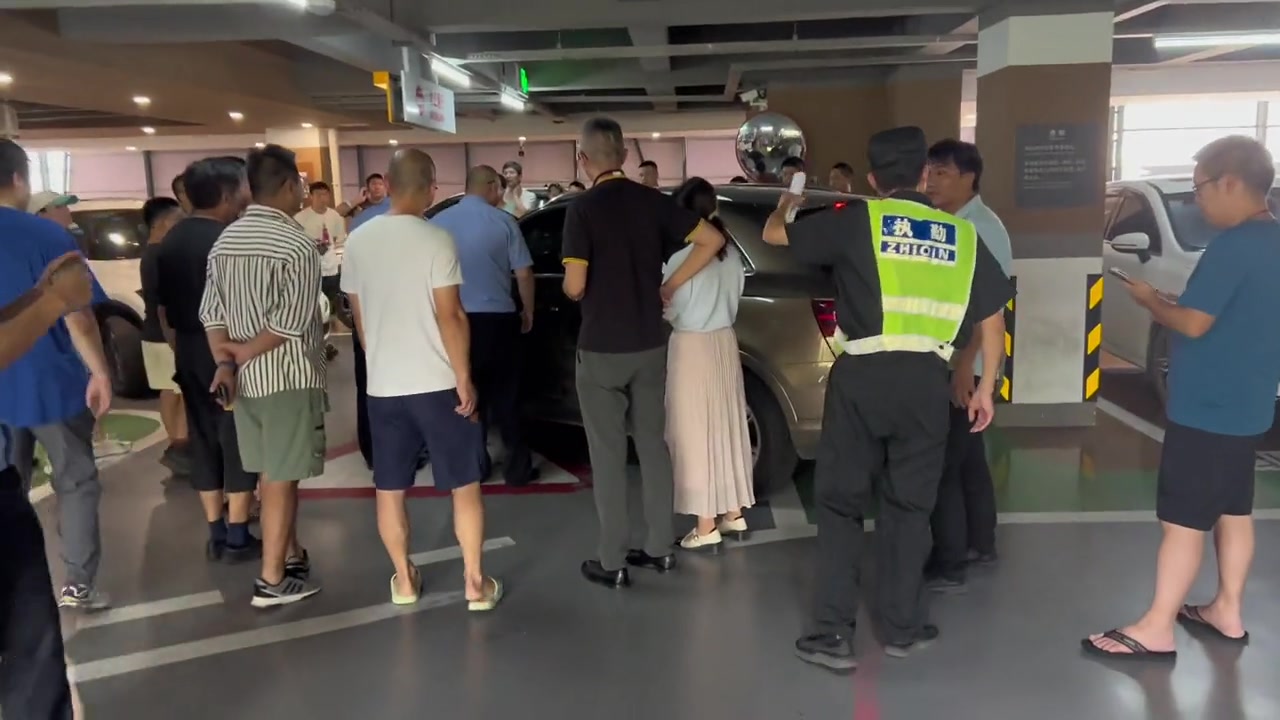 警察来了都不行！逆行把停车场的车全堵，自己在车里玩手机！