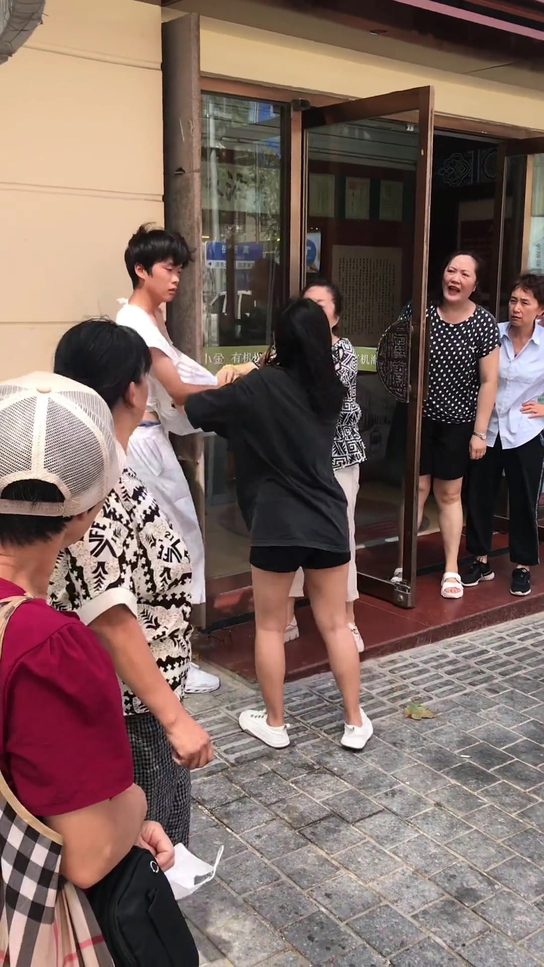 情侣出来玩结果翻脸了！看来小体格真不是姑娘的对手！