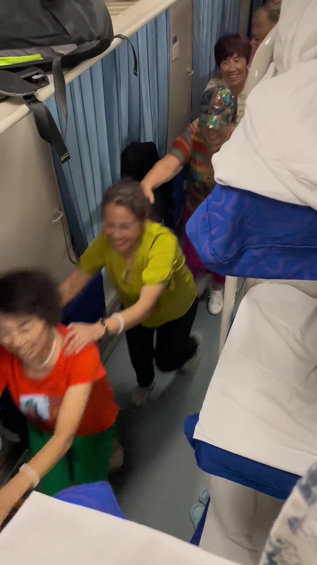 大妈们好友活力！大晚上组团活动，打扰其他乘客