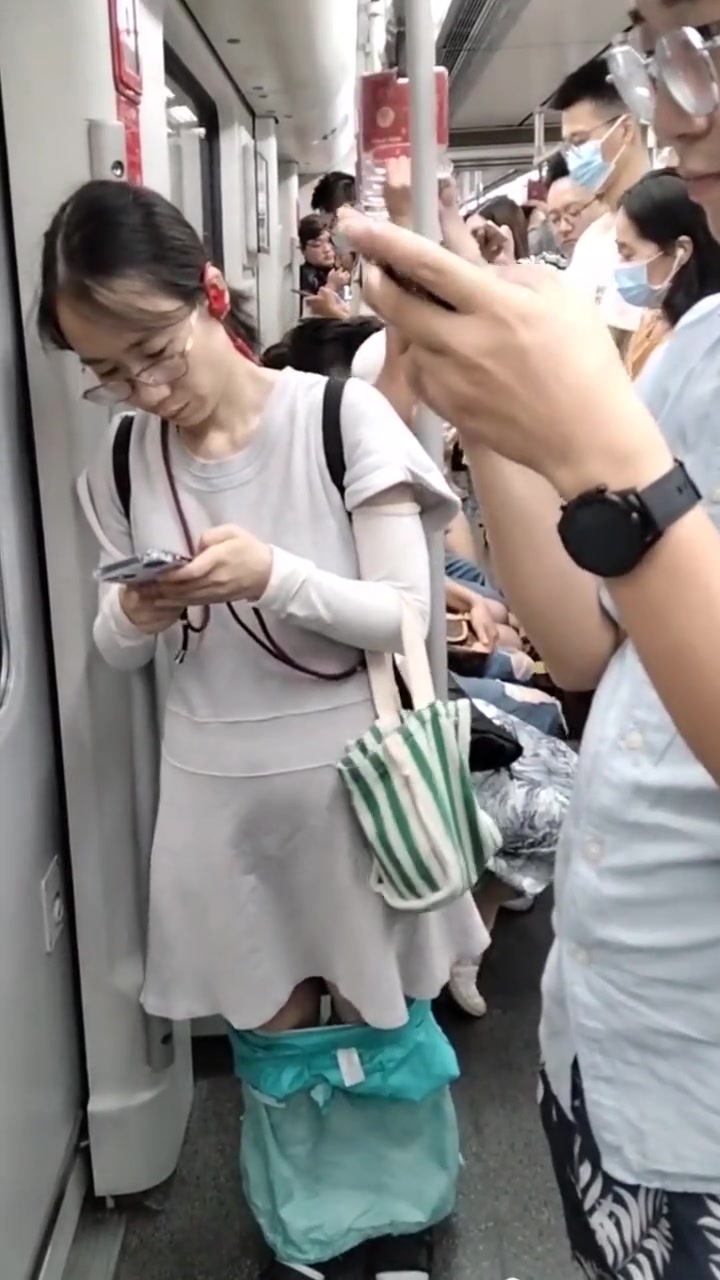这是什么穿搭她是不是忘记穿裤子了