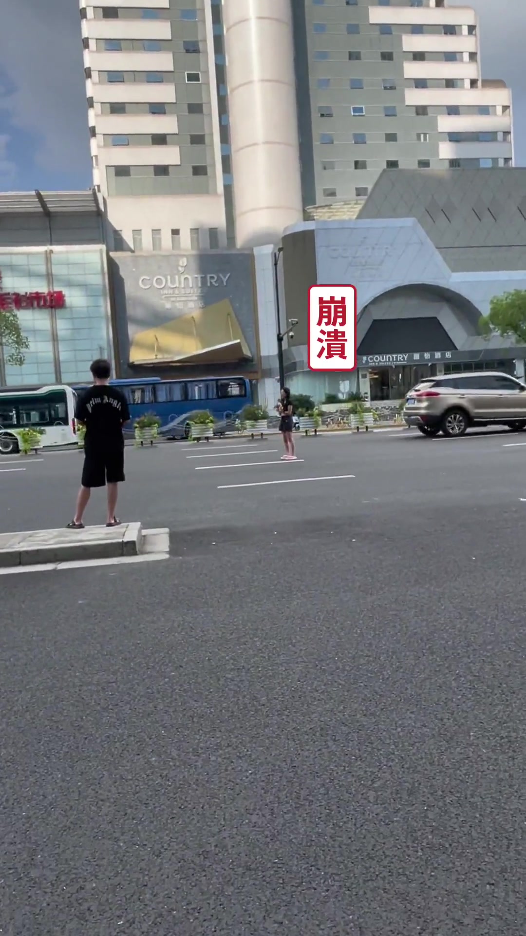女友在马路中间哭的撕心裂肺，男朋友在一旁边万般无奈