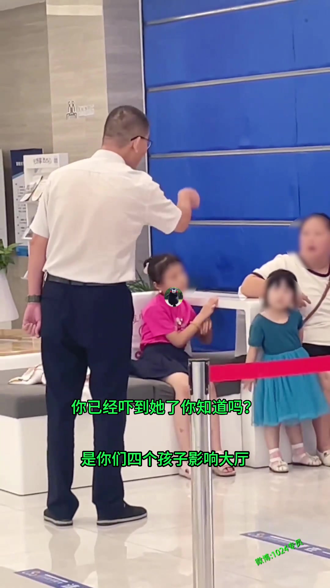 办事大厅四个孩子吵闹影响他人，家长置之不理！