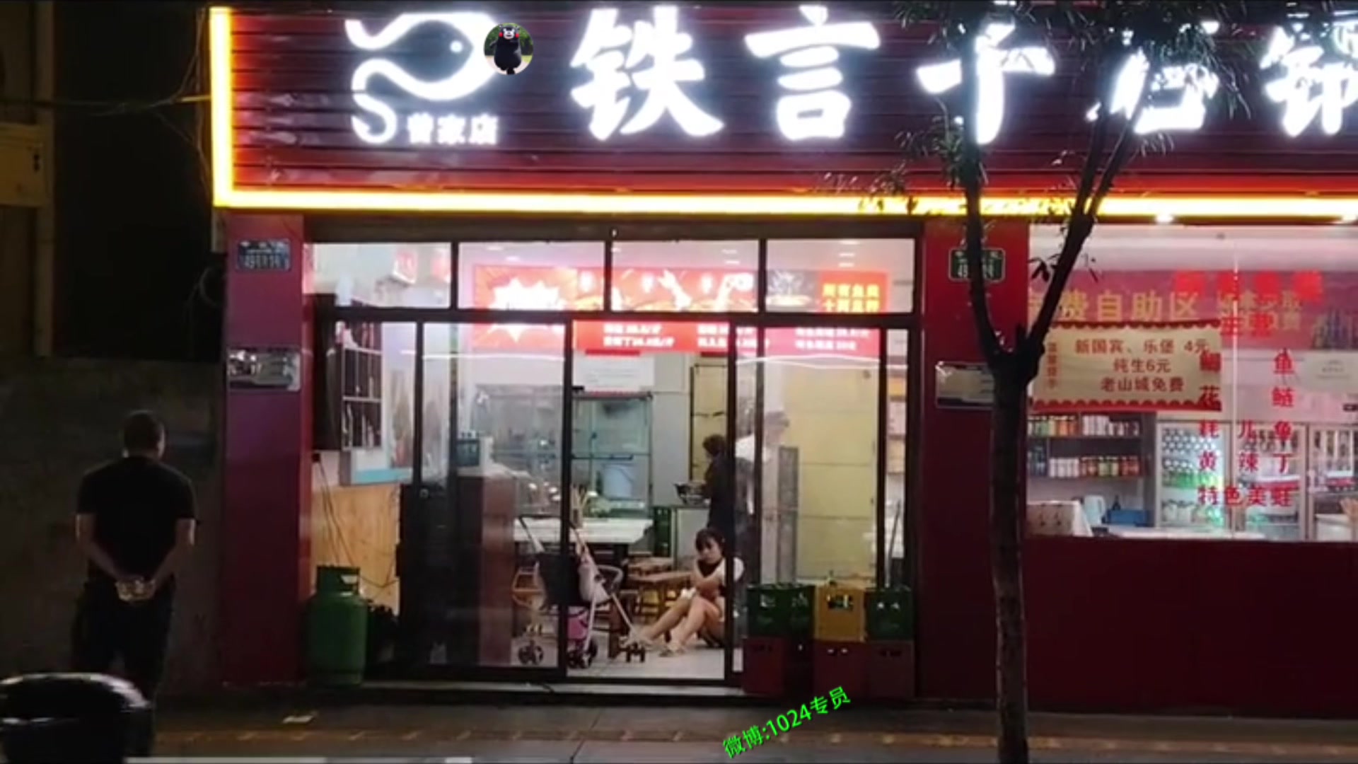 老婆怀里抱着孩子，老公拿着酒瓶往头上扔！