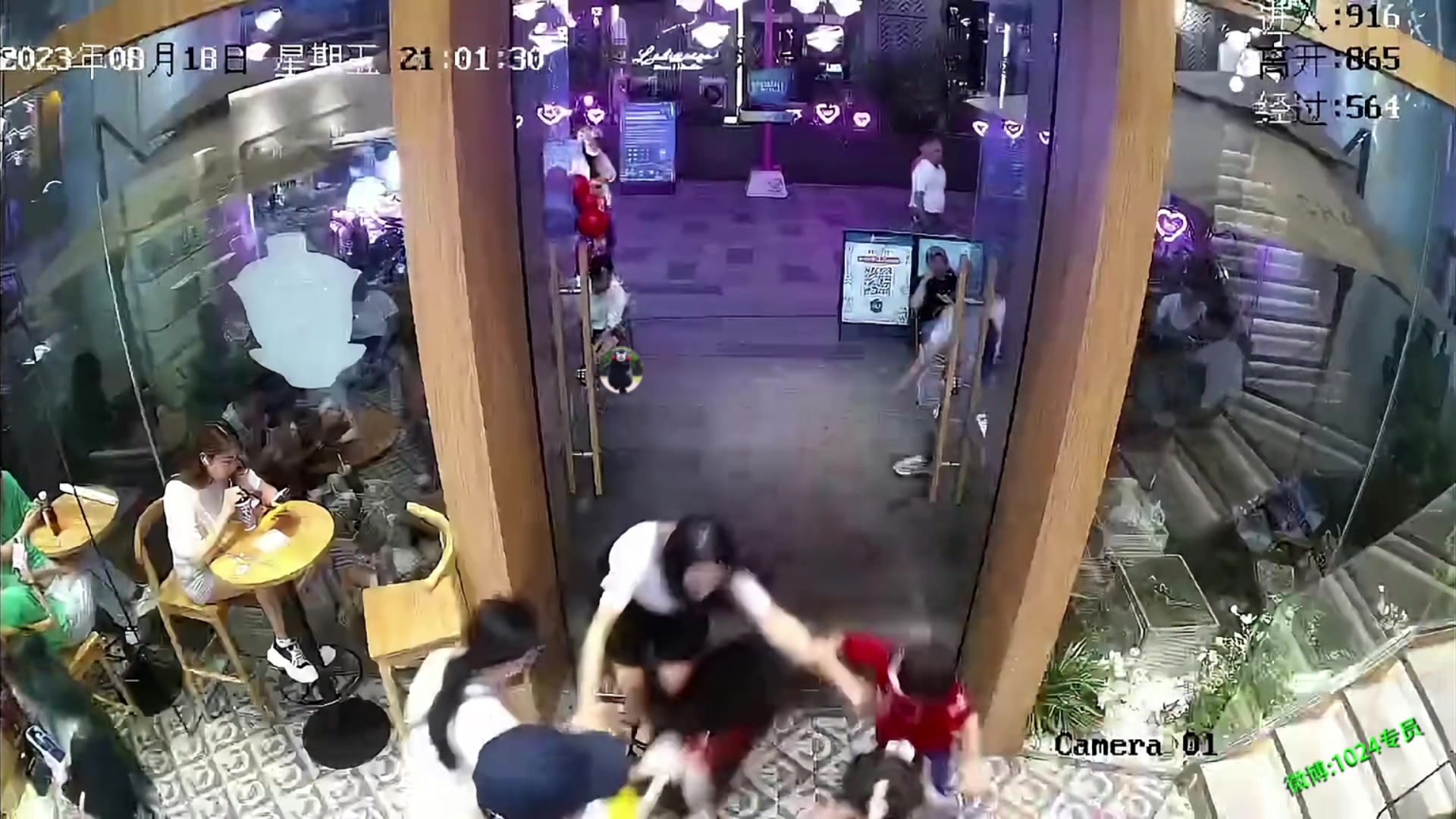 幸好被制止！闹市区遛狗也不牵绳，狗狗突然失控追着小孩咬！