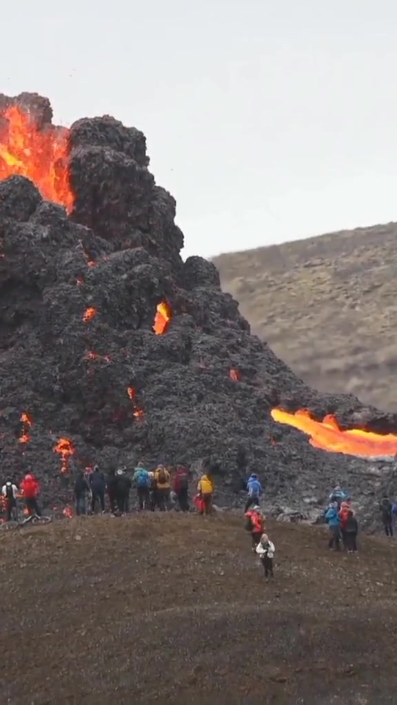 国外人少是有原因，火山都要爆了还不跑！！